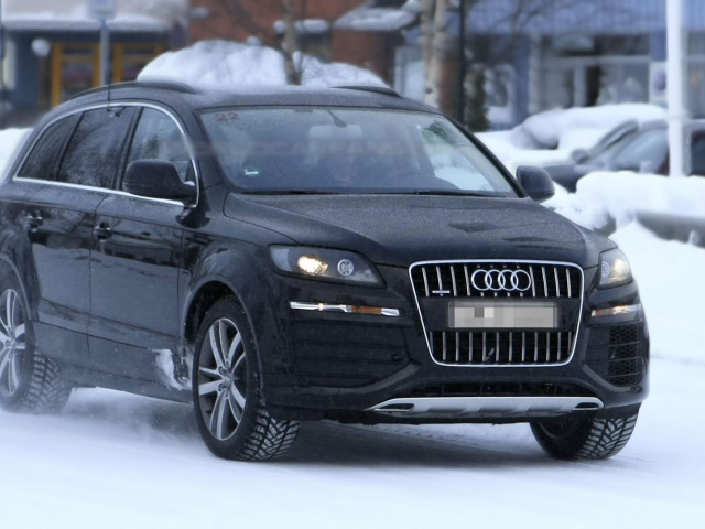 Автомобиль Audi 2014 на дороге