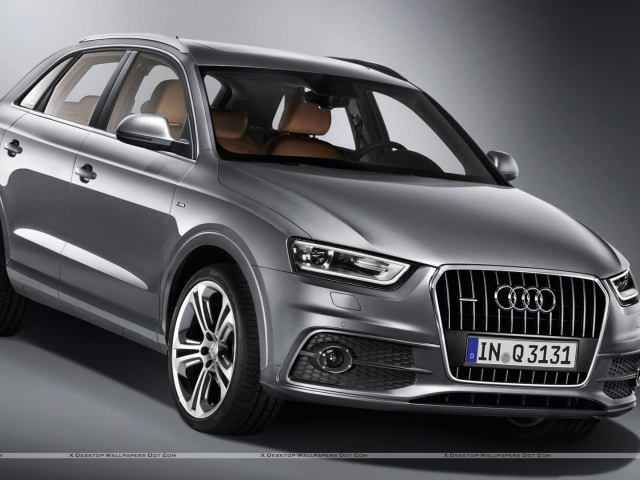 Автомобиль Audi q3 на дороге