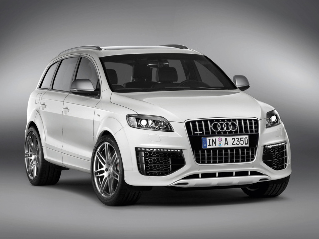 Автомобиль Audi q5 на дороге