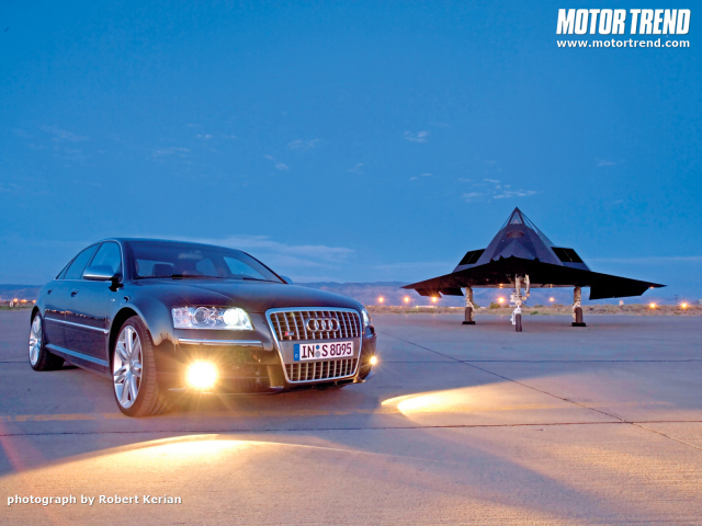 Автомобиль Audi s8 на дороге