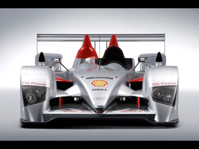 Автомобиль Audi tdi на дороге