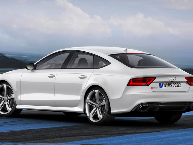 Красивый автомобиль Audi 2014 в Москве