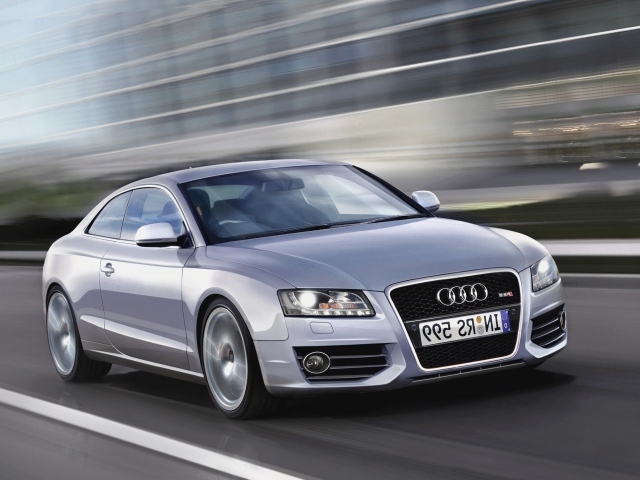 Красивый автомобиль Audi RS Q3 2014 года