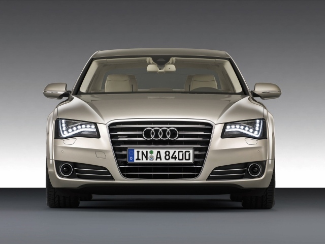 Красивый автомобиль Audi a8 в Москве