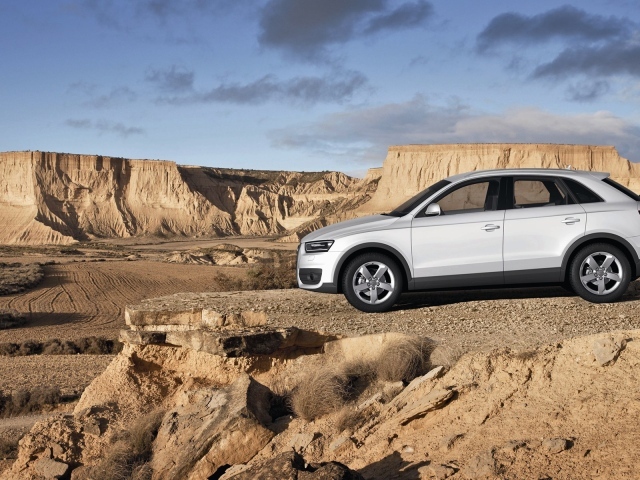 Красивый автомобиль Audi q3