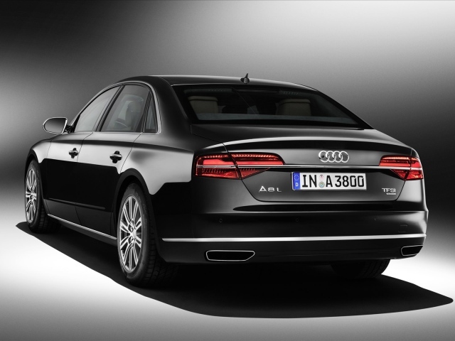 Автомобиль марки Audi модели A8 2014