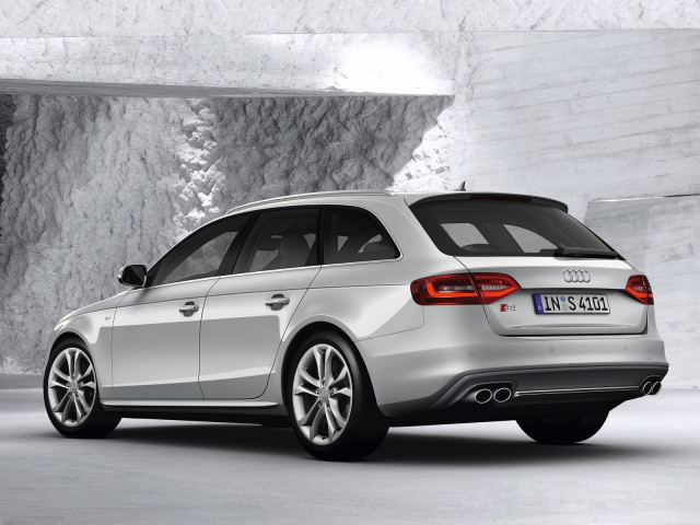 Автомобиль марки Audi модели avant