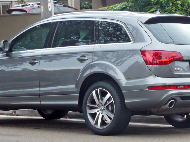 Серый Audi Q7