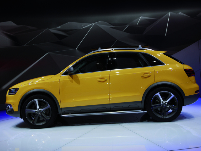 Желтый Audi Q3