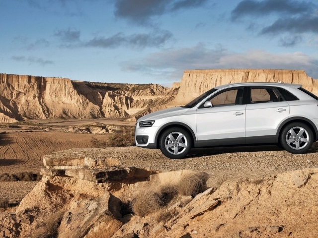 Белый Ауди в горах