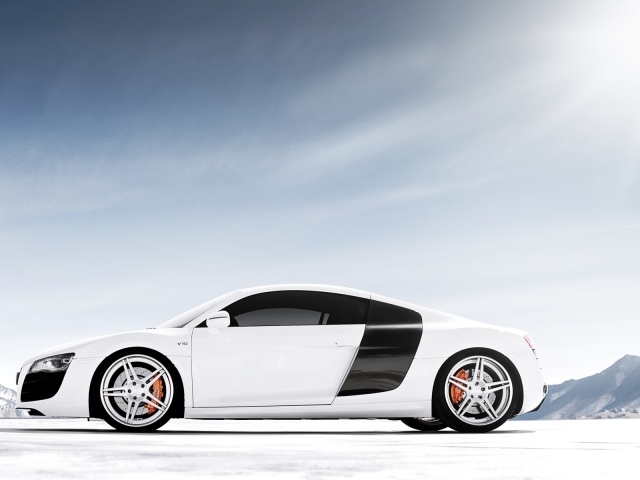 Белый автомобиль Audi r8 v10