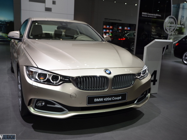 Красивый автомобиль BMW 4-series 2014 года в Москве