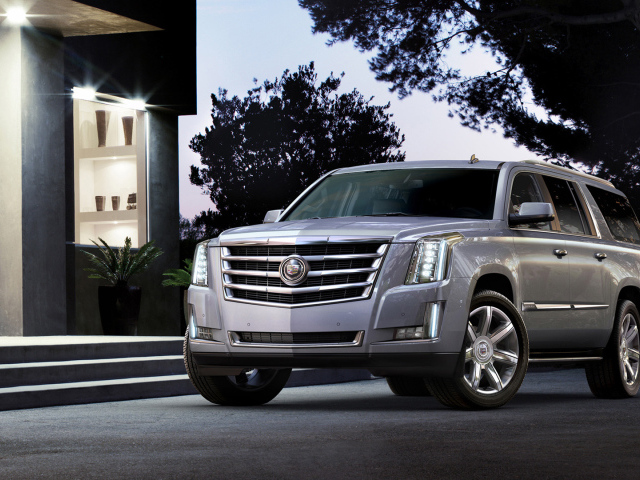 Серебристый Cadillac Escalade 2014