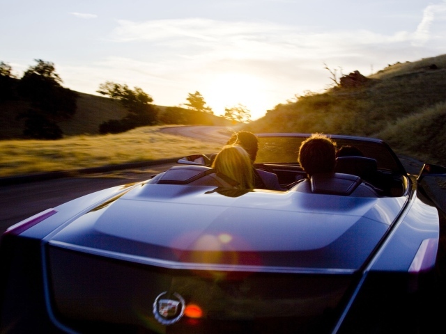 Кадиллак едет на закат