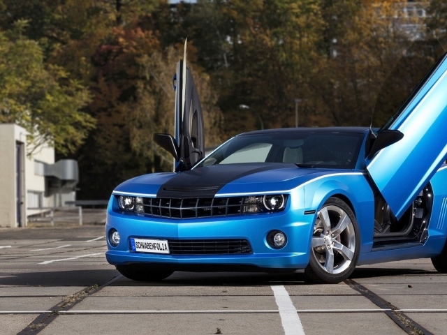 Синий Chevrolet Camaro SS