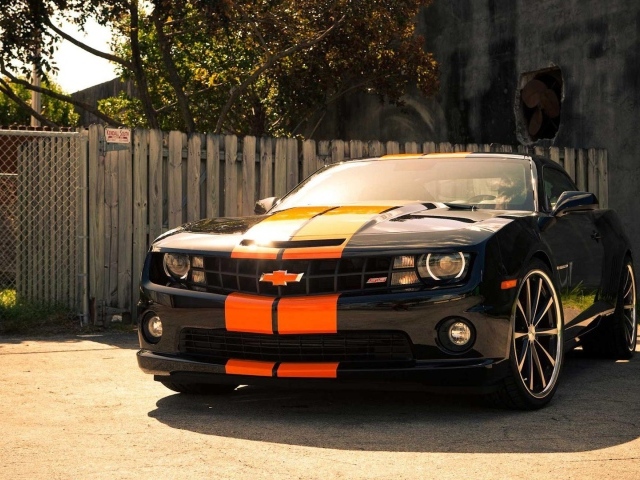 Красивый Chevrolet Camaro SS