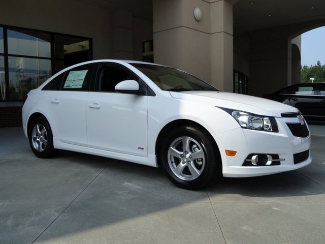 Белый Chevrolet Cruze