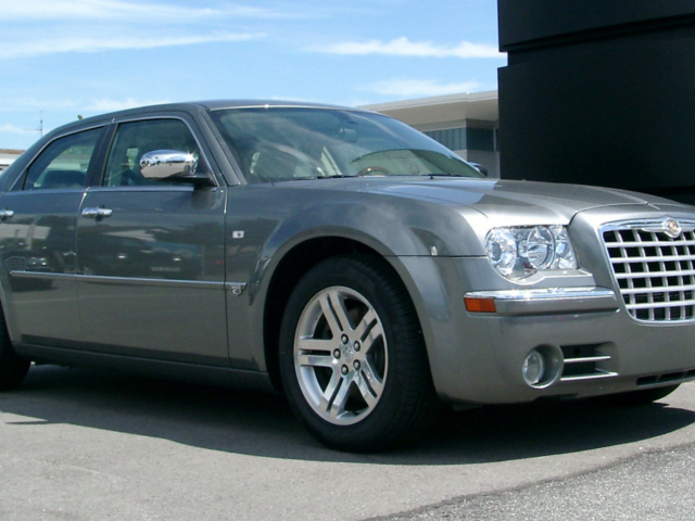 Серебристый Сhrysler 300c