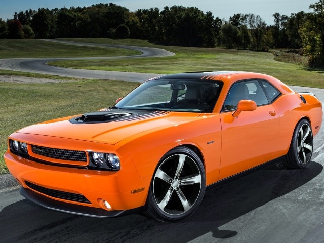 Оранжевый Dodge Challenger RT