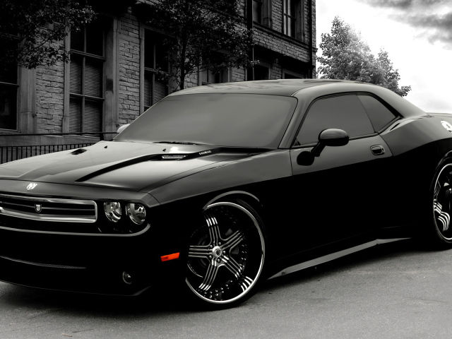 Черный Dodge Challenger