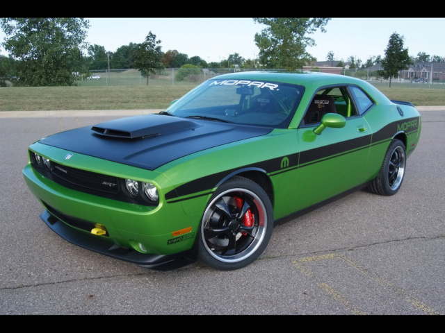 Гоночный Dodge Challenger