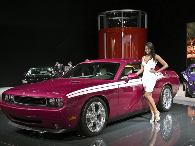 Розовый автомобиль Додже