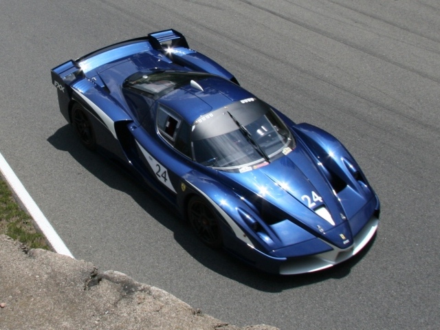 Синий Ferrari FXX