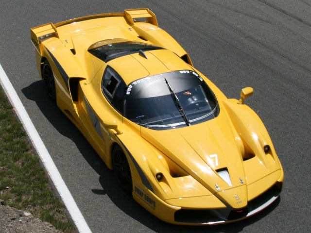Желтый Ferrari FXX