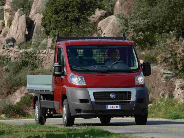 Автомобиль Fiat Ducato на дороге