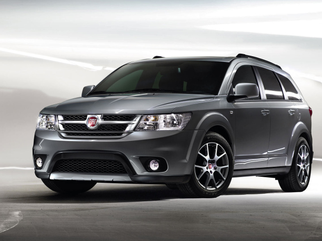 Автомобиль Fiat Freemont на дороге