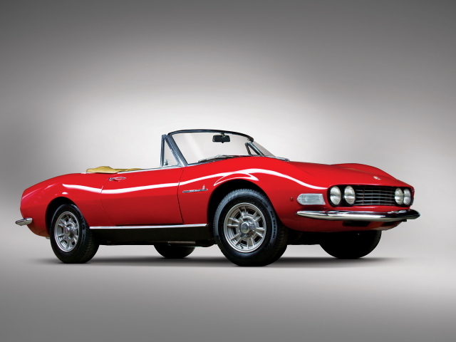 Автомобиль Fiat 124 на дороге