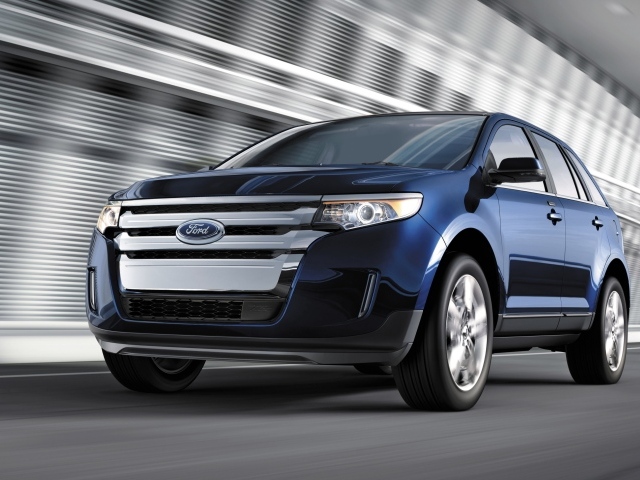 Автомобиль Ford Edge 2014 на дороге