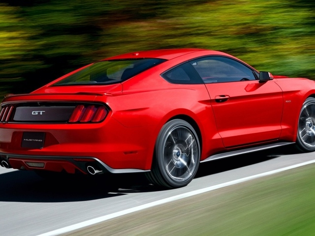 Красивый автомобиль Ford Mustang 2014 годав Москве