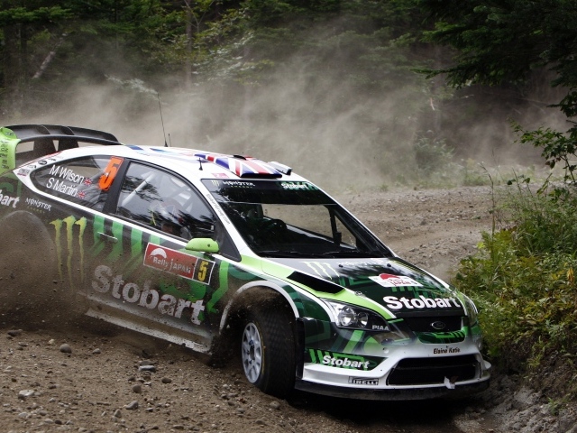 Спортивный форд занесло на дороге