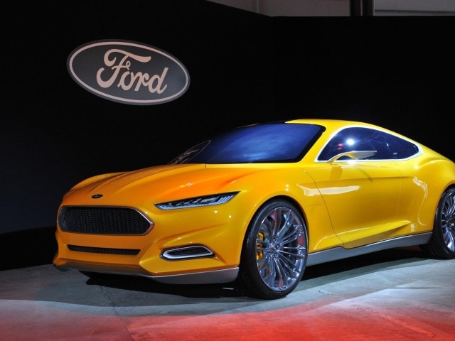 Желтый Ford Mustang 2014