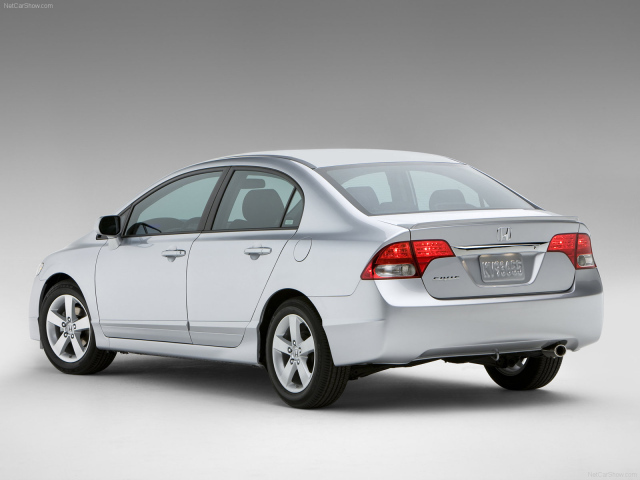 Красивый автомобиль Honda Civic 4D в Москве