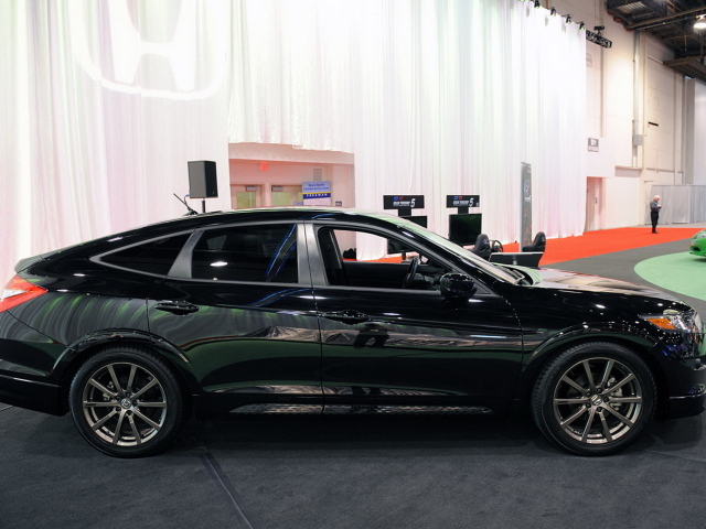 Красивый автомобиль Honda Crosstour в Москве