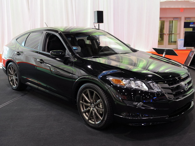 Автомобиль марки Honda модели Crosstour