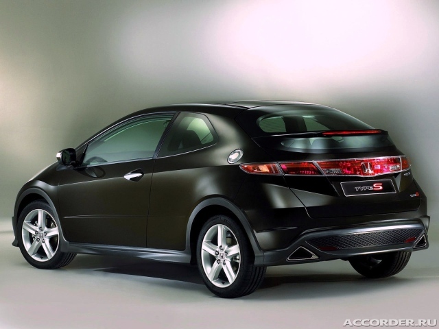 Автомобиль Honda Civic 5D на дороге