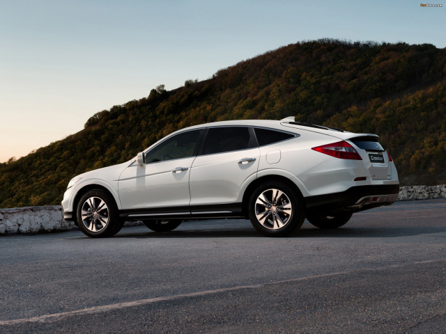 Автомобиль Honda Crosstour на дороге