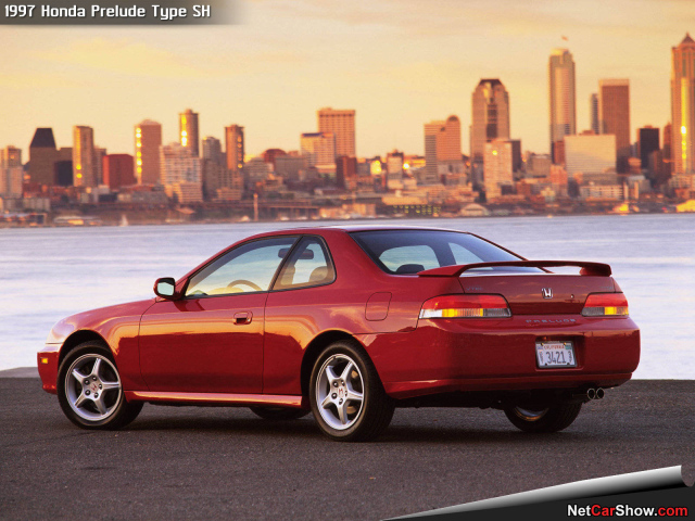 Автомобиль Honda Prelude club на дороге