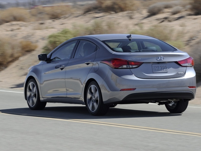 Красивый автомобиль Hyundai Elantra 2014
