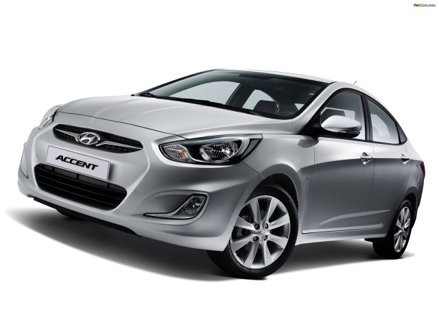 Автомобиль Hyundai Accent на дороге