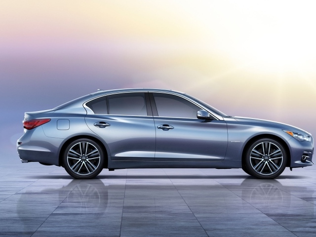 Новая машина Infiniti Q50 2014 года