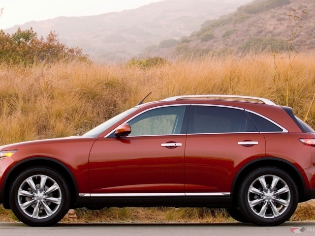 Красный Infiniti FX35