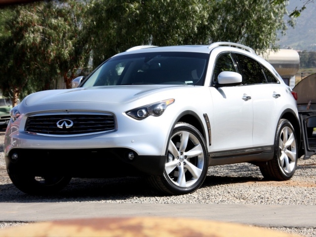 Белый Infiniti FX35