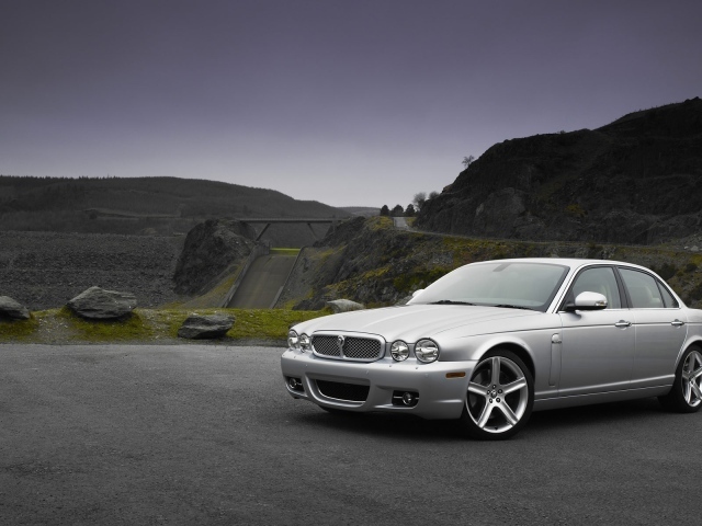 Белый автомобиль Ягуар