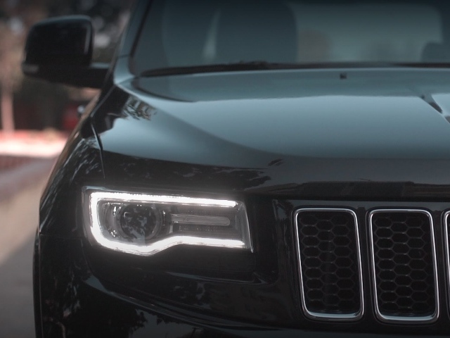 Красивый автомобиль Джип Гранд Чероки 2014