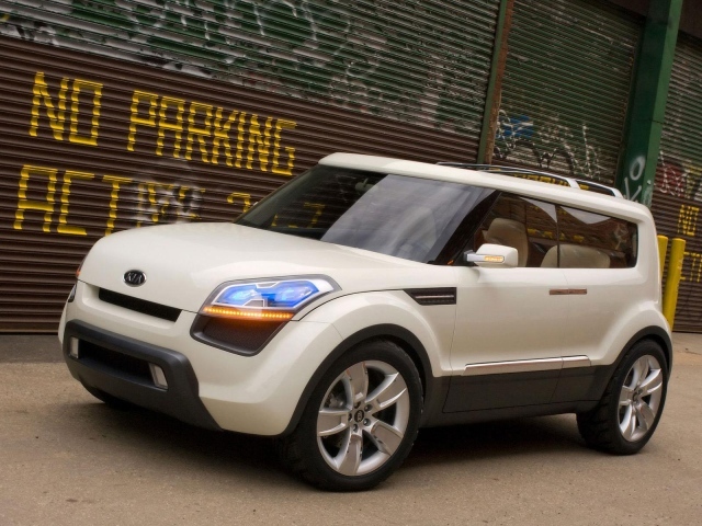 Автомобиль Kia Soul на дороге