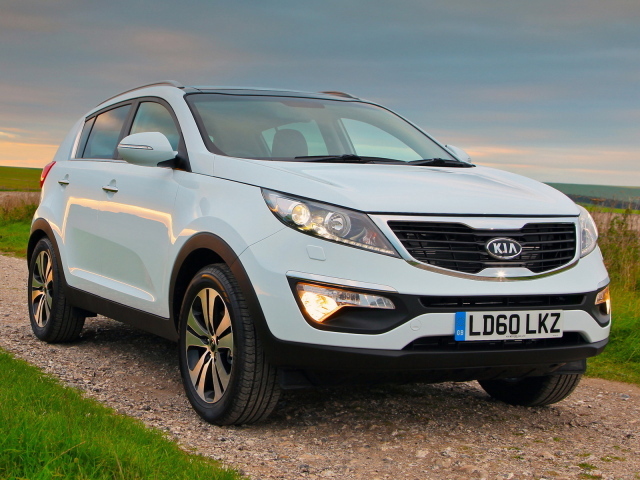  Автомобиль Kia Sportage на дороге